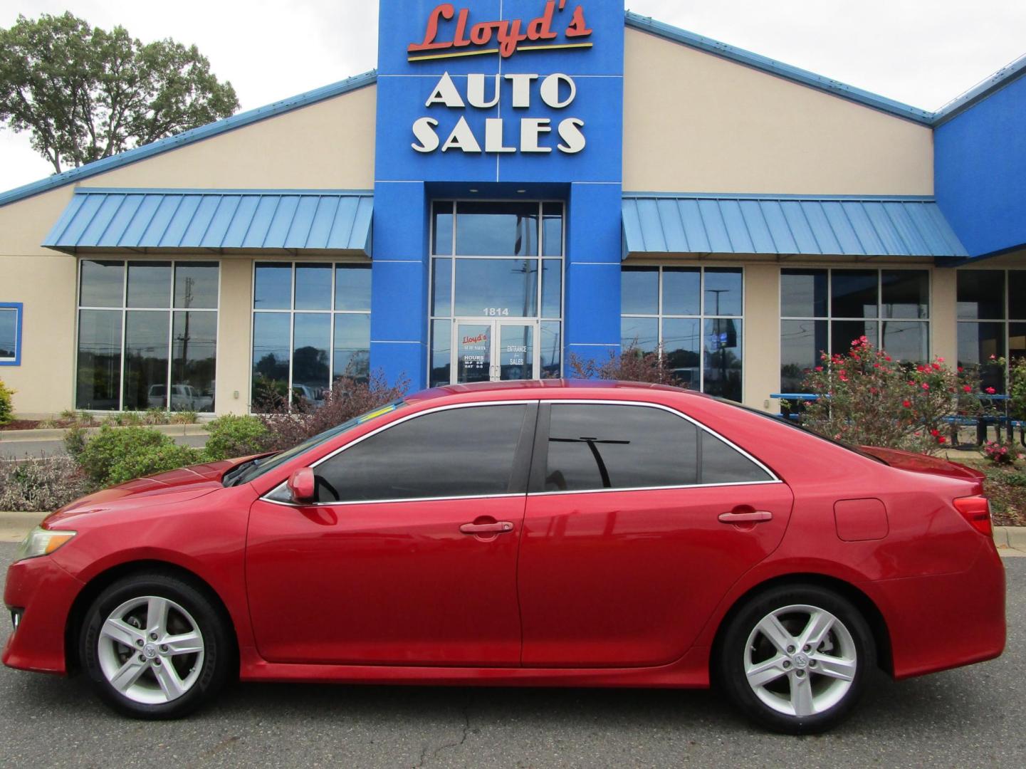 2014 MAROON Toyota Camry SE (4T1BF1FK6EU) with an 2.5L L4 DOHC 16V engine, 6-Speed Automatic transmission, located at 1814 Albert Pike Road, Hot Springs, AR, 71913, (501) 623-1717, 34.494228, -93.094070 - Photo#0