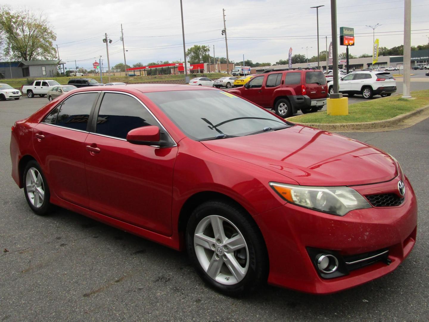 2014 MAROON Toyota Camry SE (4T1BF1FK6EU) with an 2.5L L4 DOHC 16V engine, 6-Speed Automatic transmission, located at 1814 Albert Pike Road, Hot Springs, AR, 71913, (501) 623-1717, 34.494228, -93.094070 - Photo#3