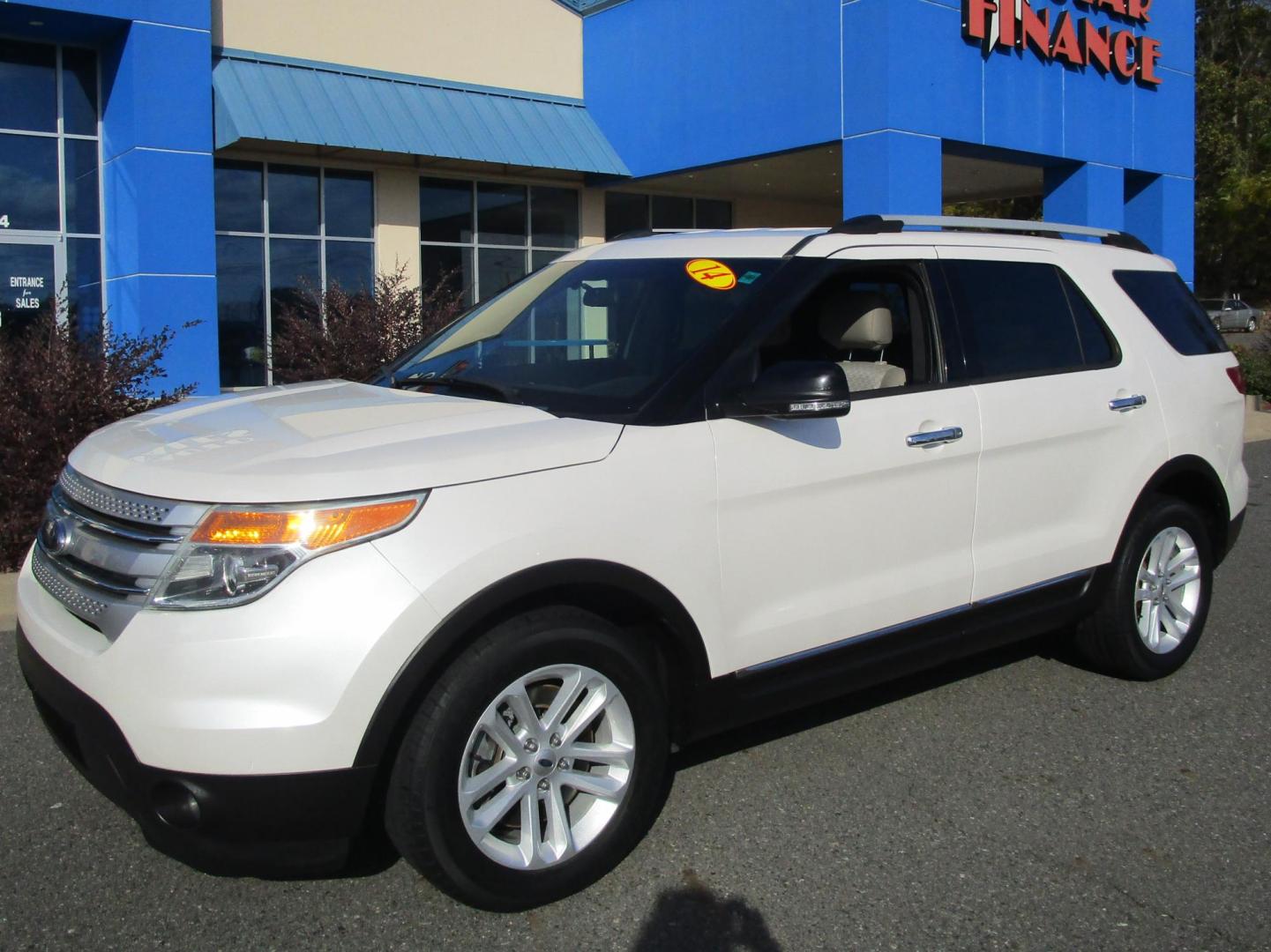 2014 WHITE Ford Explorer XLT FWD (1FM5K7D81EG) with an 3.5L V6 DOHC 24V engine, 6-Speed Automatic transmission, located at 1814 Albert Pike Road, Hot Springs, AR, 71913, (501) 623-1717, 34.494228, -93.094070 - Photo#2