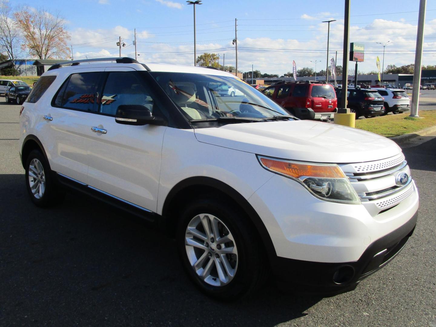 2014 WHITE Ford Explorer XLT FWD (1FM5K7D81EG) with an 3.5L V6 DOHC 24V engine, 6-Speed Automatic transmission, located at 1814 Albert Pike Road, Hot Springs, AR, 71913, (501) 623-1717, 34.494228, -93.094070 - Photo#4