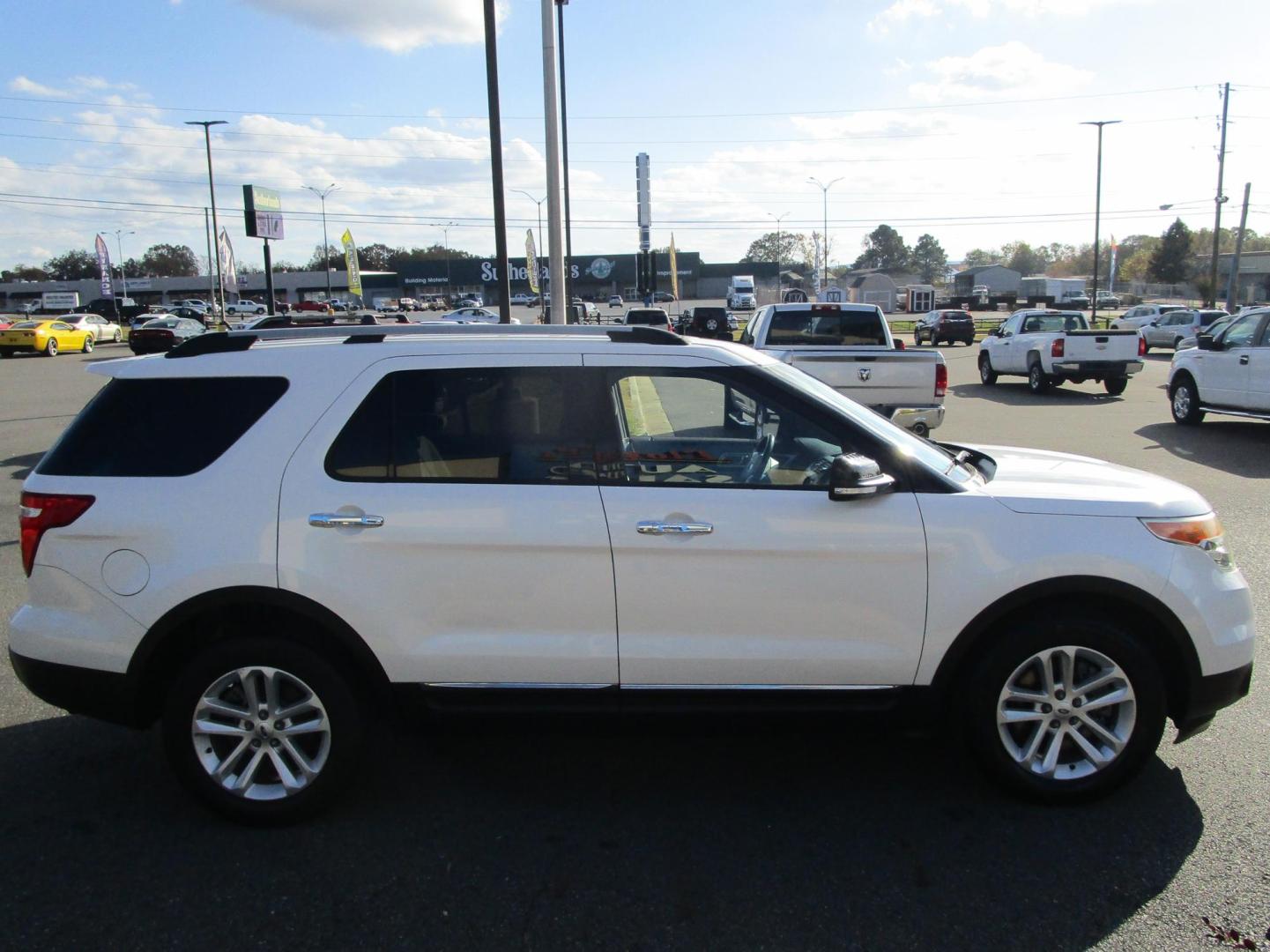 2014 WHITE Ford Explorer XLT FWD (1FM5K7D81EG) with an 3.5L V6 DOHC 24V engine, 6-Speed Automatic transmission, located at 1814 Albert Pike Road, Hot Springs, AR, 71913, (501) 623-1717, 34.494228, -93.094070 - Photo#5