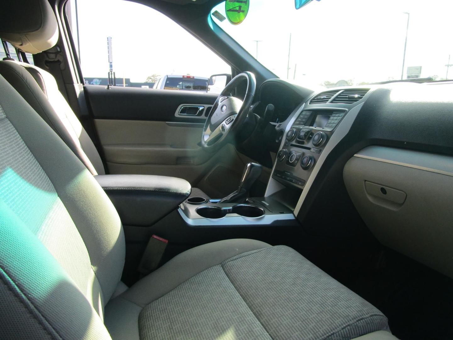 2014 WHITE Ford Explorer XLT FWD (1FM5K7D81EG) with an 3.5L V6 DOHC 24V engine, 6-Speed Automatic transmission, located at 1814 Albert Pike Road, Hot Springs, AR, 71913, (501) 623-1717, 34.494228, -93.094070 - Photo#12