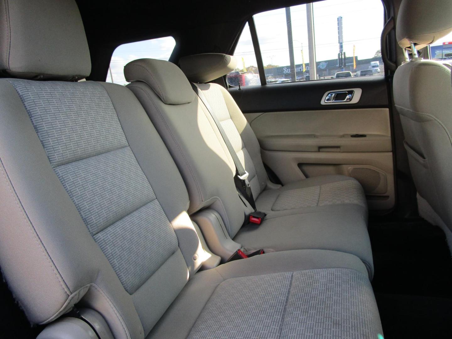 2014 WHITE Ford Explorer XLT FWD (1FM5K7D81EG) with an 3.5L V6 DOHC 24V engine, 6-Speed Automatic transmission, located at 1814 Albert Pike Road, Hot Springs, AR, 71913, (501) 623-1717, 34.494228, -93.094070 - Photo#11