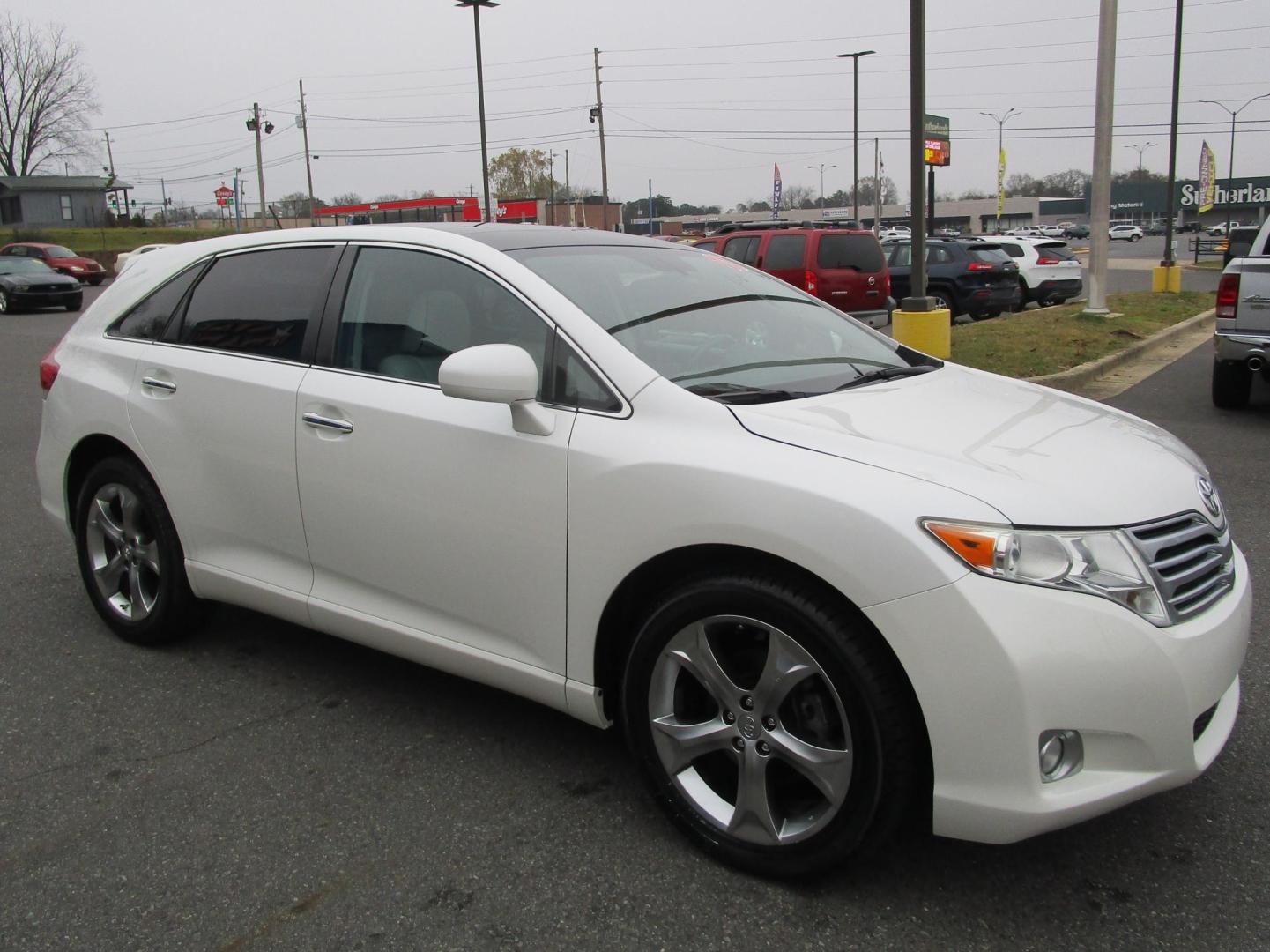 2011 WHITE /STONE LEATHER Toyota Venza FWD V6 (4T3ZK3BB8BU) with an 3.5L V6 DOHC 24V engine, 6-Speed Automatic transmission, located at 1814 Albert Pike Road, Hot Springs, AR, 71913, (501) 623-1717, 34.494228, -93.094070 - Photo#3