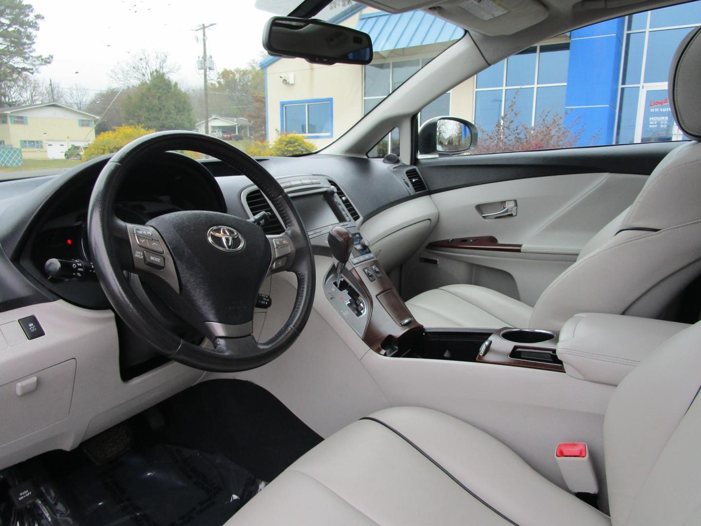 2011 WHITE /STONE LEATHER Toyota Venza FWD V6 (4T3ZK3BB8BU) with an 3.5L V6 DOHC 24V engine, 6-Speed Automatic transmission, located at 1814 Albert Pike Road, Hot Springs, AR, 71913, (501) 623-1717, 34.494228, -93.094070 - Photo#6