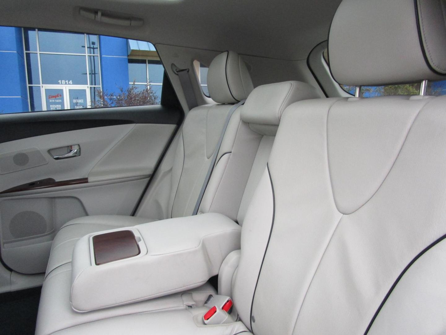 2011 WHITE /STONE LEATHER Toyota Venza FWD V6 (4T3ZK3BB8BU) with an 3.5L V6 DOHC 24V engine, 6-Speed Automatic transmission, located at 1814 Albert Pike Road, Hot Springs, AR, 71913, (501) 623-1717, 34.494228, -93.094070 - Photo#7