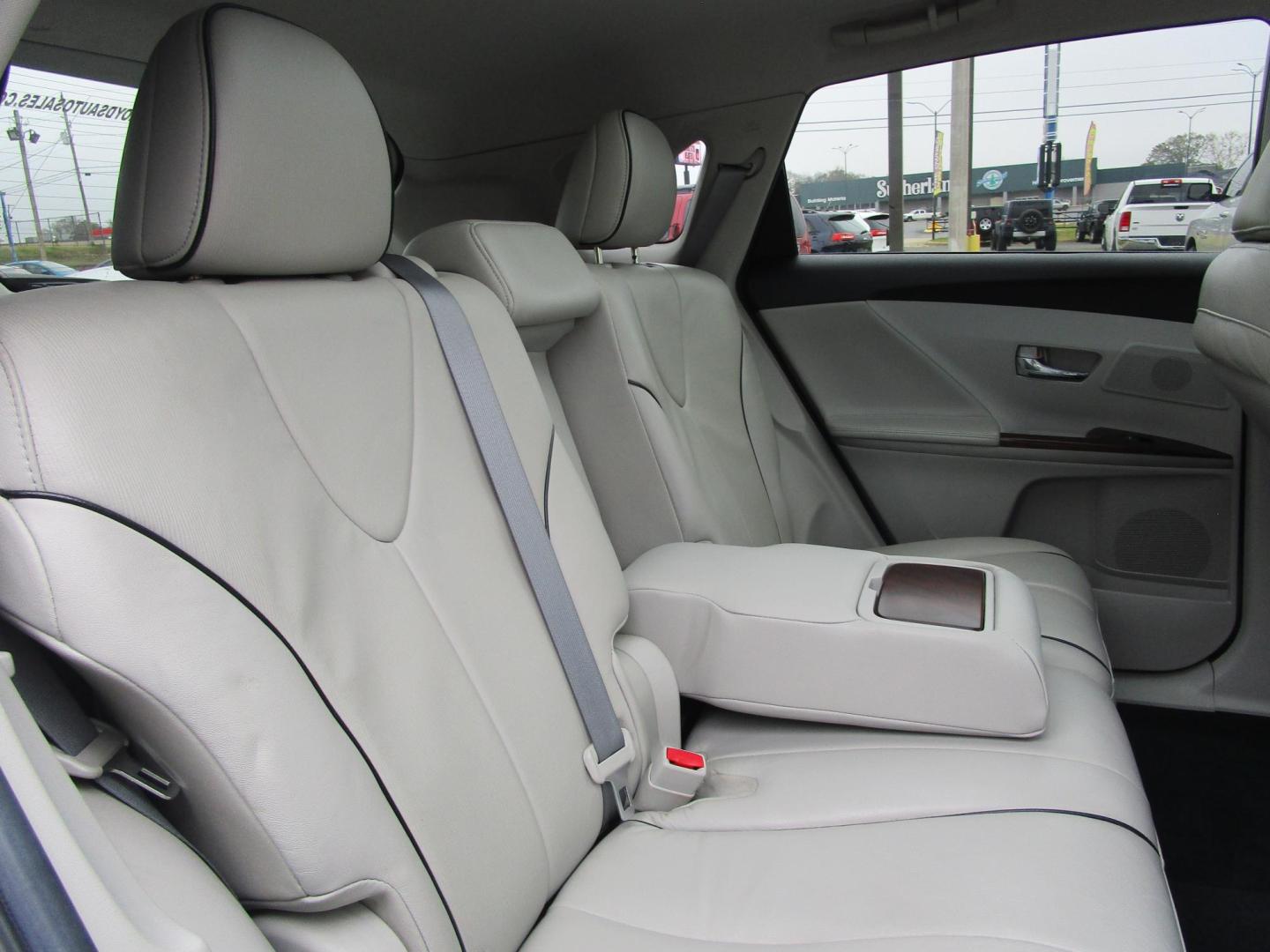 2011 WHITE /STONE LEATHER Toyota Venza FWD V6 (4T3ZK3BB8BU) with an 3.5L V6 DOHC 24V engine, 6-Speed Automatic transmission, located at 1814 Albert Pike Road, Hot Springs, AR, 71913, (501) 623-1717, 34.494228, -93.094070 - Photo#8