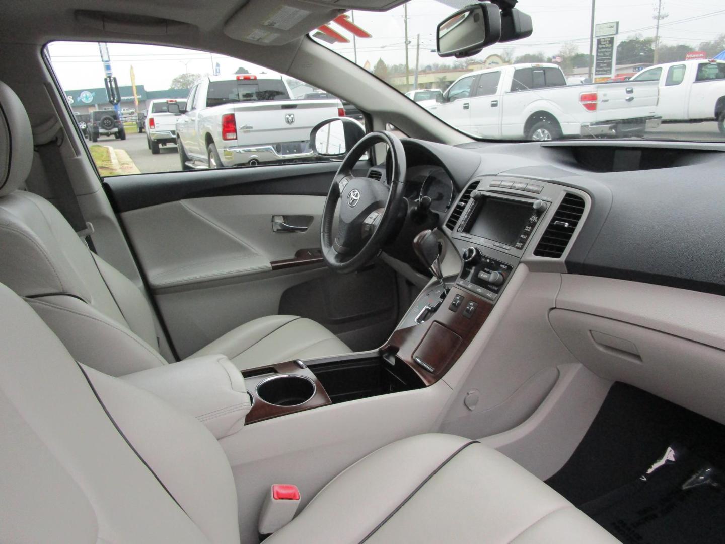 2011 WHITE /STONE LEATHER Toyota Venza FWD V6 (4T3ZK3BB8BU) with an 3.5L V6 DOHC 24V engine, 6-Speed Automatic transmission, located at 1814 Albert Pike Road, Hot Springs, AR, 71913, (501) 623-1717, 34.494228, -93.094070 - Photo#9