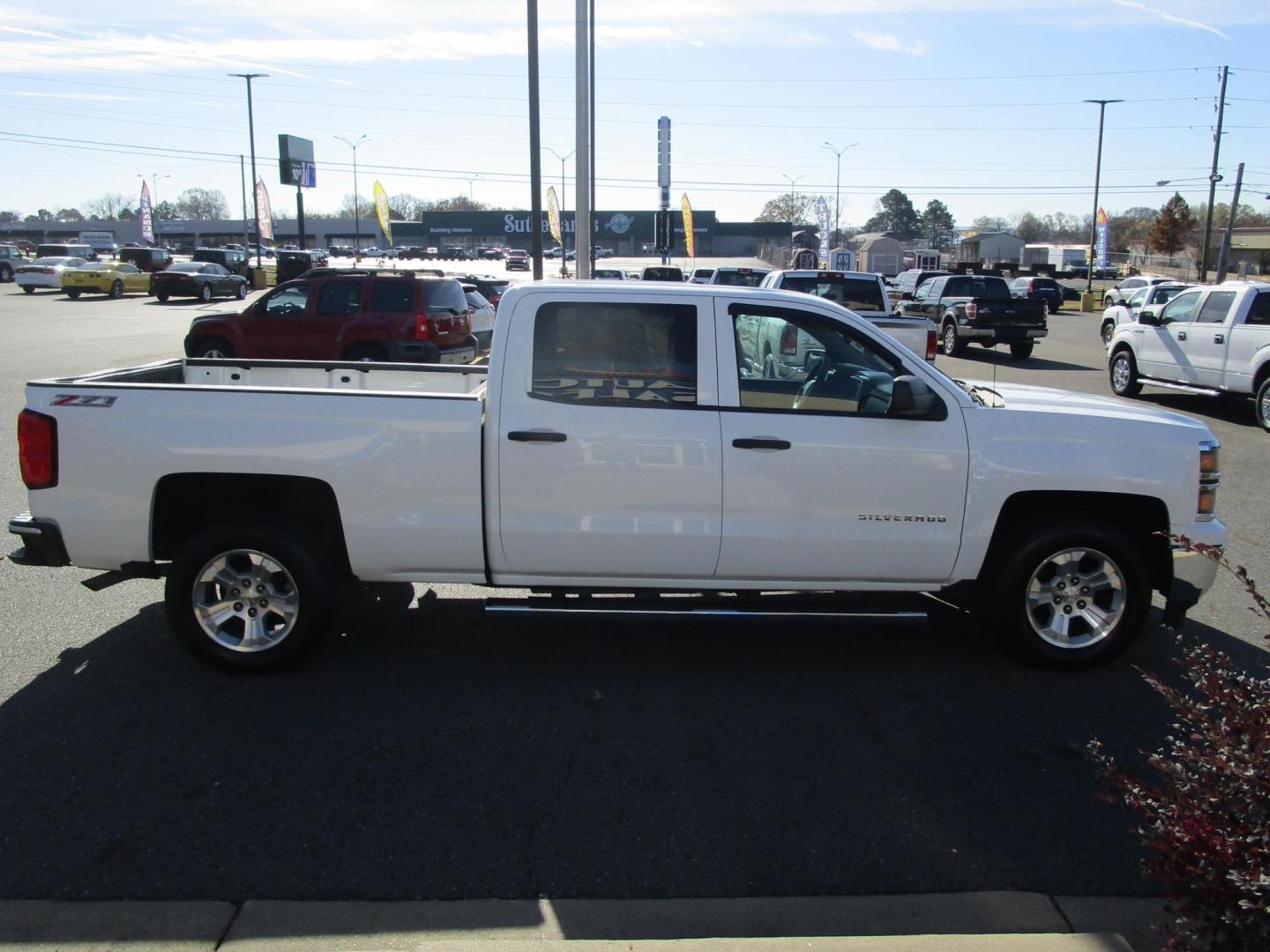 2014 WHITE Chevrolet Silverado 1500 1LT Crew Cab 2WD (3GCPCREC7EG) with an 4.8L V8 OHV 16V engine, 6-Speed Automatic transmission, located at 1814 Albert Pike Road, Hot Springs, AR, 71913, (501) 623-1717, 34.494228, -93.094070 - Photo#4