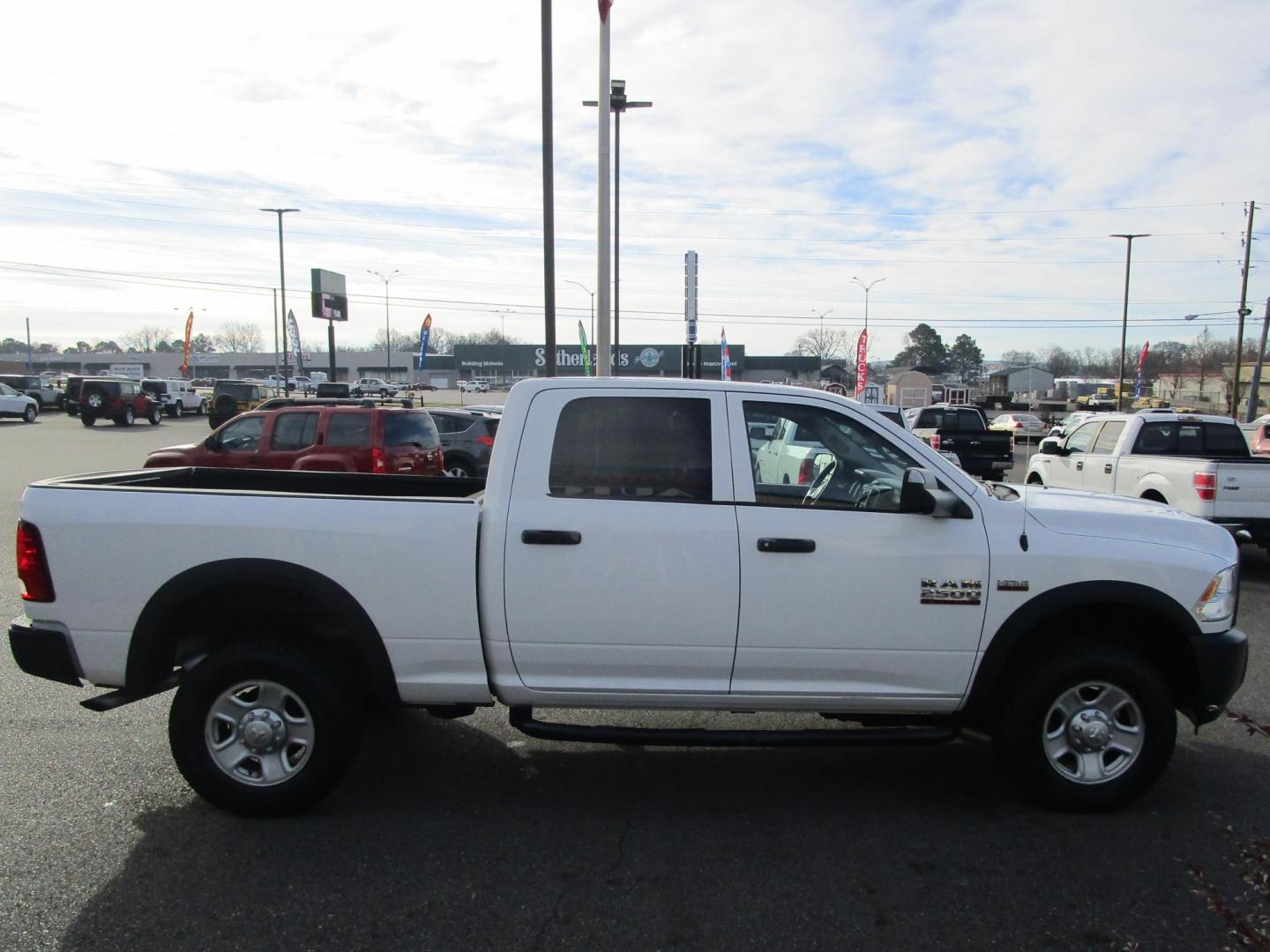 2015 WHITE RAM 2500 Tradesman Crew Cab SWB 4WD (3C6TR5CT2FG) with an 5.7L V8 OHV 16V engine, 6-Speed Automatic transmission, located at 1814 Albert Pike Road, Hot Springs, AR, 71913, (501) 623-1717, 34.494228, -93.094070 - Photo#4