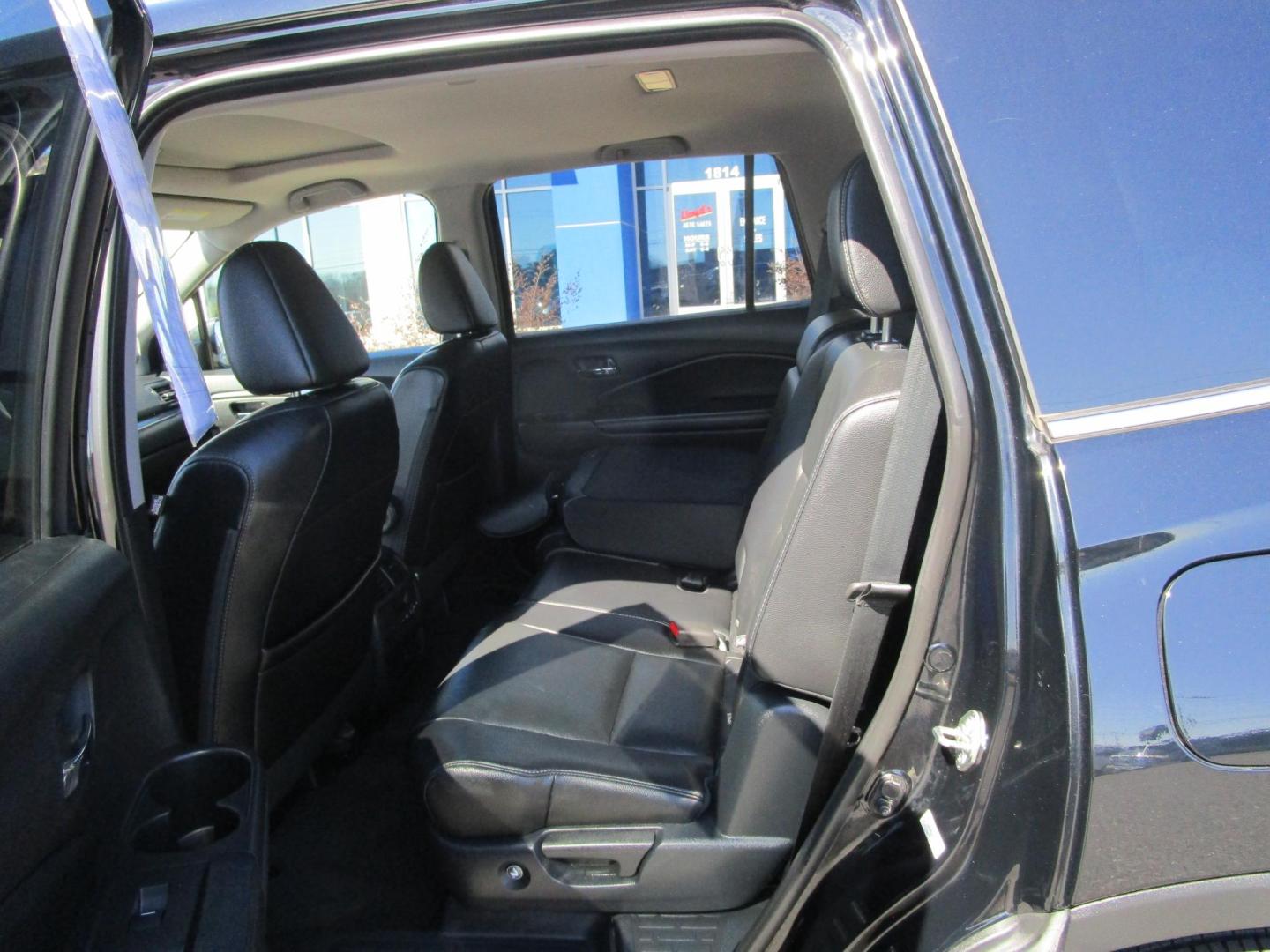 2016 BLACK /Black / Leather Honda Pilot EXL 4WD (5FNYF6H53GB) with an 3.5L V6 SOHC 24V engine, 6-Speed Automatic transmission, located at 1814 Albert Pike Road, Hot Springs, AR, 71913, (501) 623-1717, 34.494228, -93.094070 - Photo#4