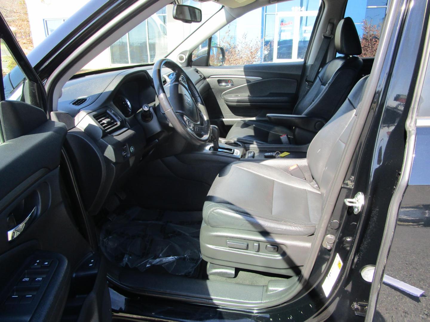 2016 BLACK /Black / Leather Honda Pilot EXL 4WD (5FNYF6H53GB) with an 3.5L V6 SOHC 24V engine, 6-Speed Automatic transmission, located at 1814 Albert Pike Road, Hot Springs, AR, 71913, (501) 623-1717, 34.494228, -93.094070 - Photo#8