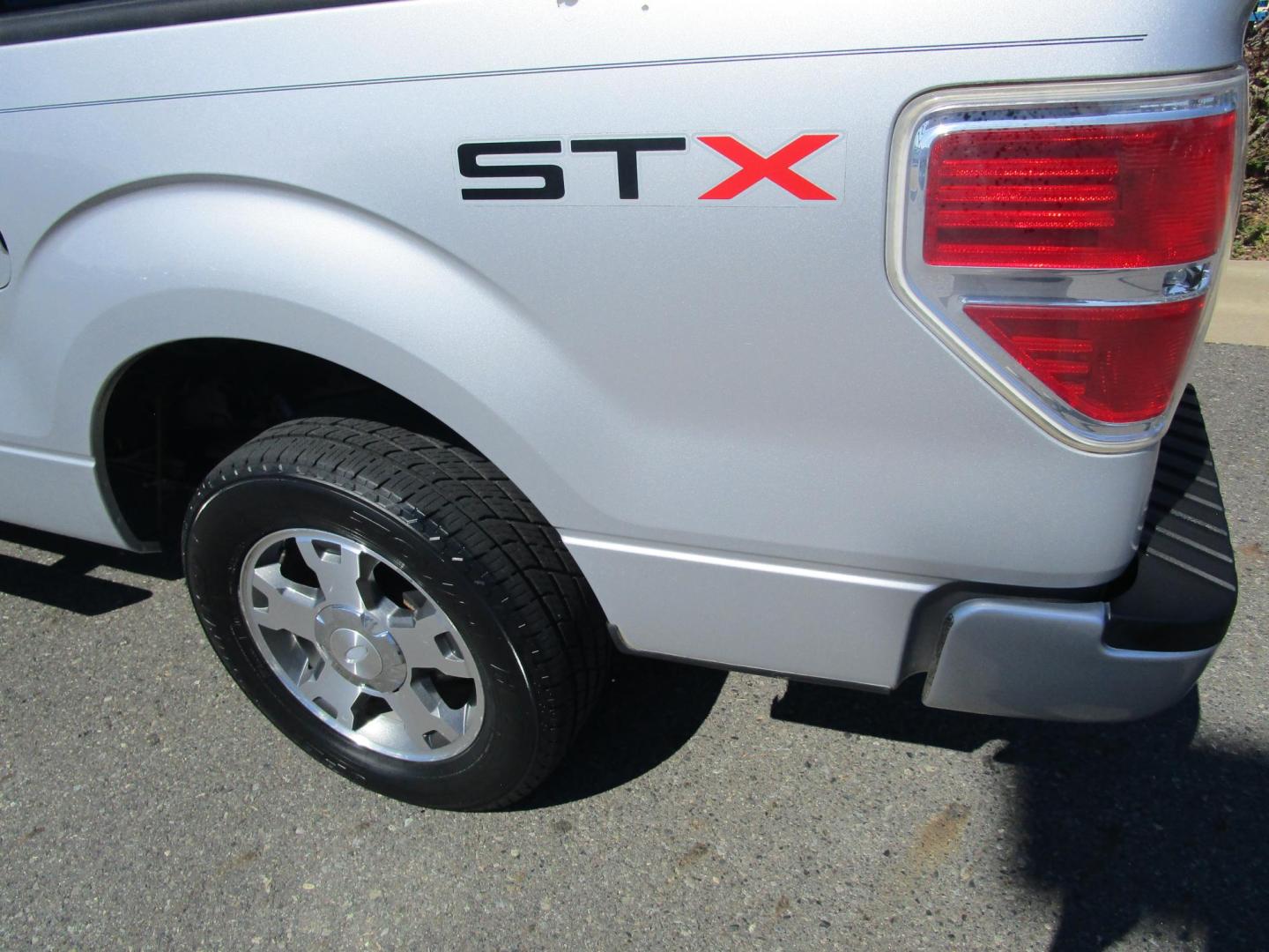 2010 SILVER Ford F-150 STX 6.5-ft. Bed 2WD (1FTMF1CW6AK) with an 4.6L V8 SOHC 24V engine, 4-Speed Automatic transmission, located at 1814 Albert Pike Road, Hot Springs, AR, 71913, (501) 623-1717, 34.494228, -93.094070 - Photo#4