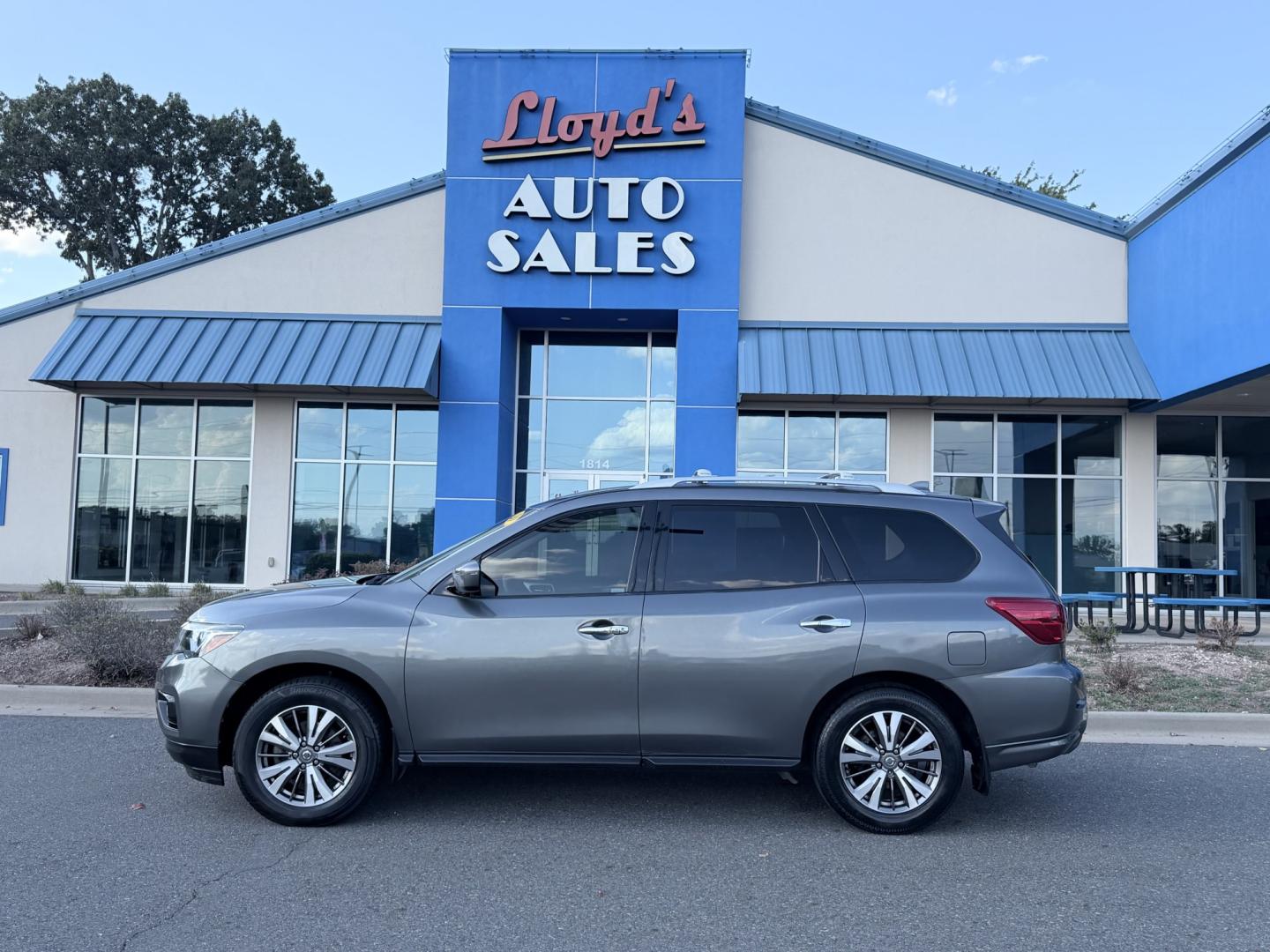 2020 GRAY Nissan Pathfinder SV (5N1DR2BNXLC) with an 3.5L V6 DOHC 24V engine, CVT transmission, located at 1814 Albert Pike Road, Hot Springs, AR, 71913, (501) 623-1717, 34.494228, -93.094070- Photo#0