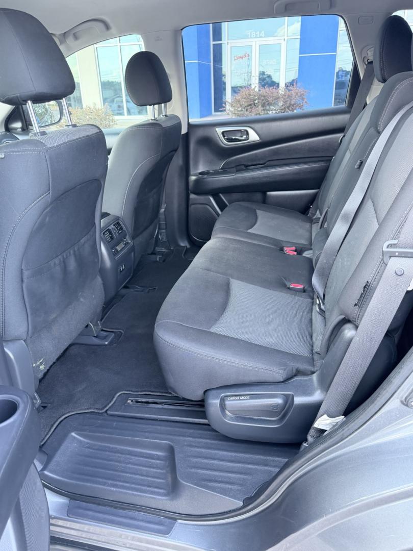 2020 GRAY Nissan Pathfinder SV (5N1DR2BNXLC) with an 3.5L V6 DOHC 24V engine, CVT transmission, located at 1814 Albert Pike Road, Hot Springs, AR, 71913, (501) 623-1717, 34.494228, -93.094070- Photo#4