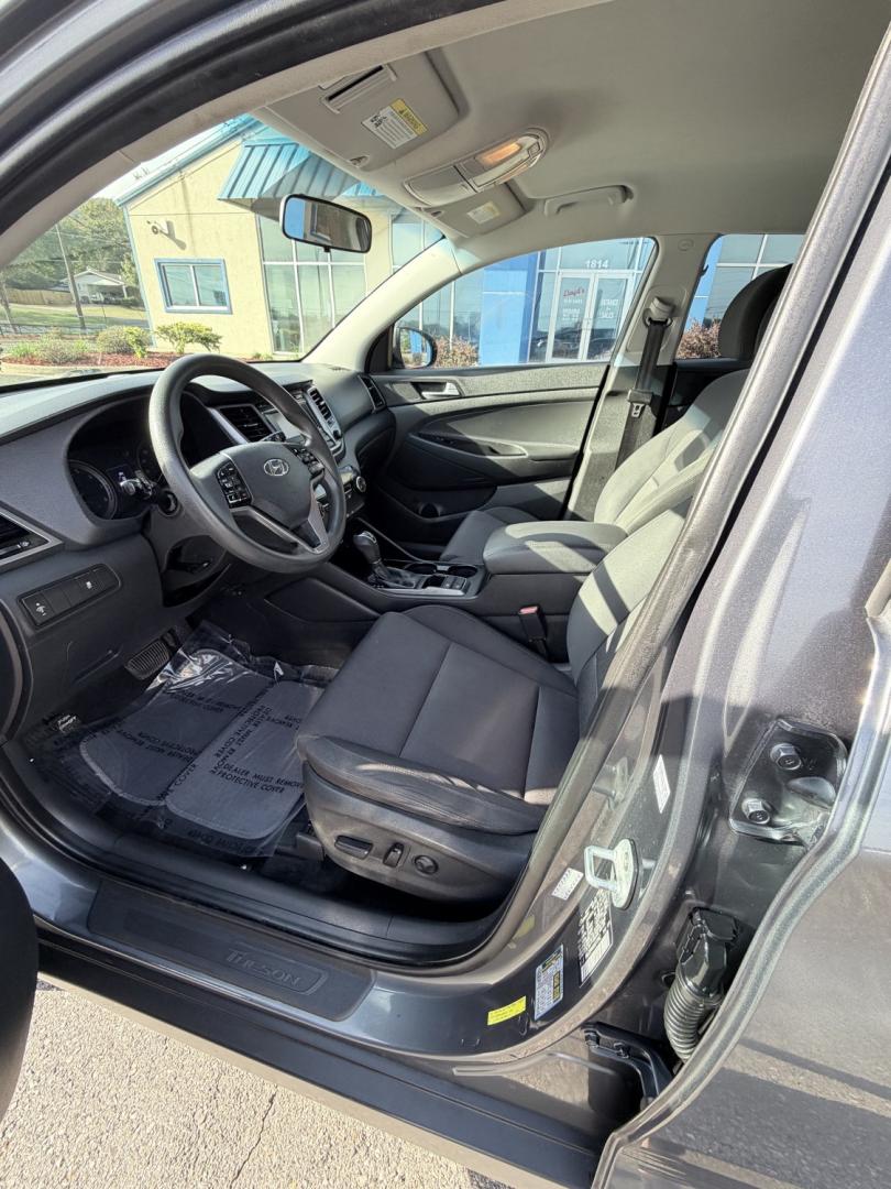 2017 GRAY /BLACK Hyundai Tucson SE w/Preferred Package (KM8J33A44HU) with an 2.0L L4 DOHC 16V engine, 6A transmission, located at 1814 Albert Pike Road, Hot Springs, AR, 71913, (501) 623-1717, 34.494228, -93.094070- Photo#3