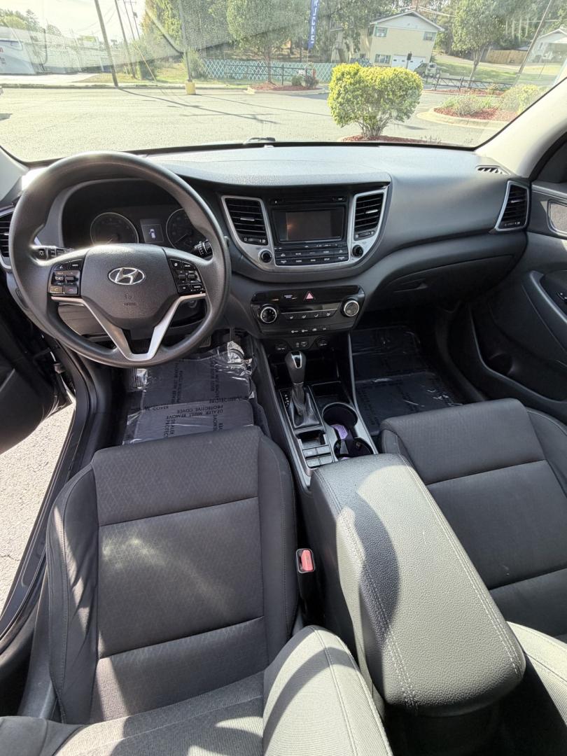 2017 GRAY /BLACK Hyundai Tucson SE w/Preferred Package (KM8J33A44HU) with an 2.0L L4 DOHC 16V engine, 6A transmission, located at 1814 Albert Pike Road, Hot Springs, AR, 71913, (501) 623-1717, 34.494228, -93.094070- Photo#4