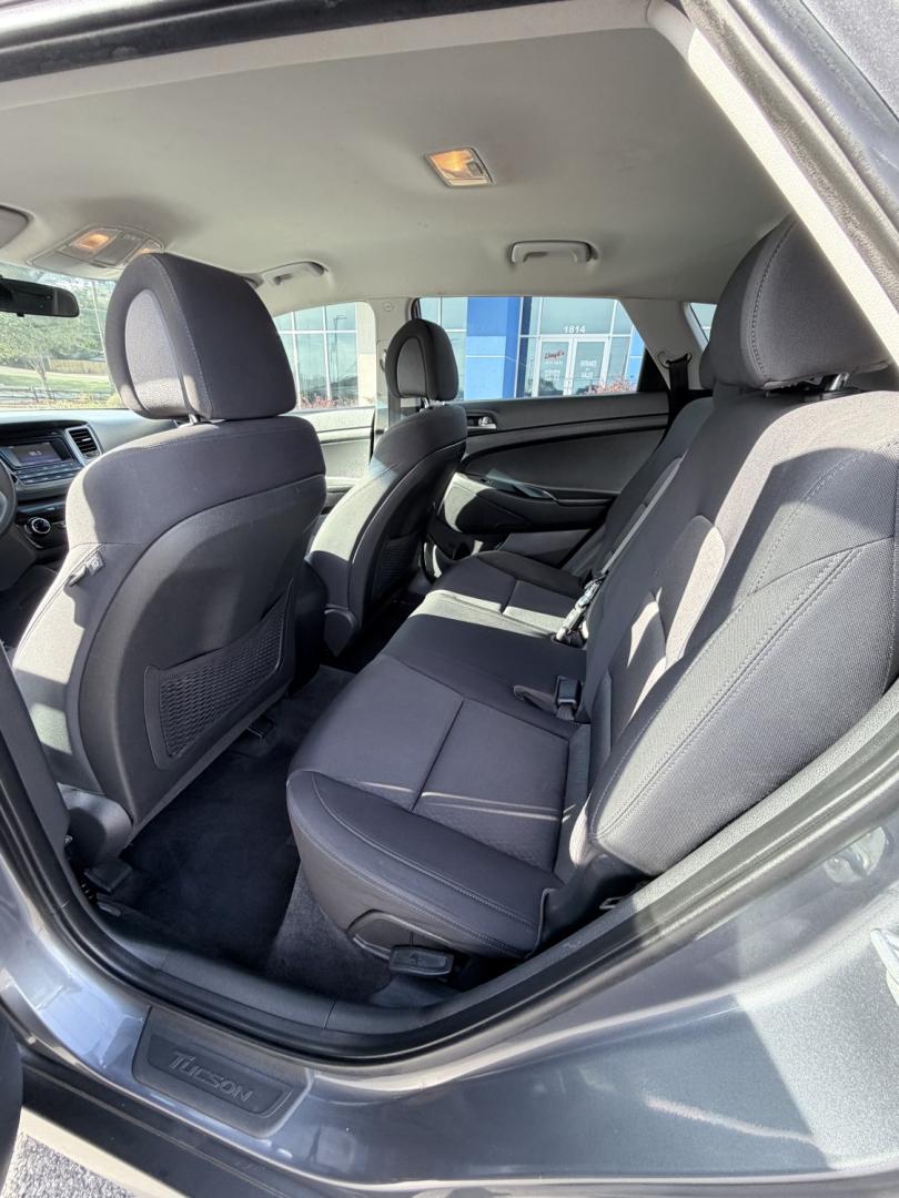 2017 GRAY /BLACK Hyundai Tucson SE w/Preferred Package (KM8J33A44HU) with an 2.0L L4 DOHC 16V engine, 6A transmission, located at 1814 Albert Pike Road, Hot Springs, AR, 71913, (501) 623-1717, 34.494228, -93.094070- Photo#5